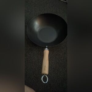 Classic cooking wok.. some wear and tear on handle, but overalll great condition